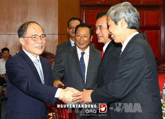 Le président de l’AN reçoit les ambassadeurs vietnamiens à l’étranger - ảnh 1